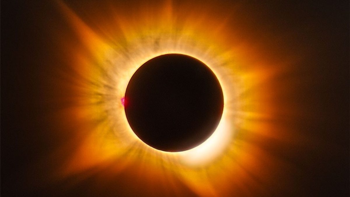 APOD: 2026 August 17 – A Golden Corona Eclipse