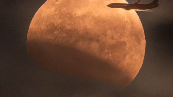 APOD: 2026 September 1 – A Plane Lunar Eclipse