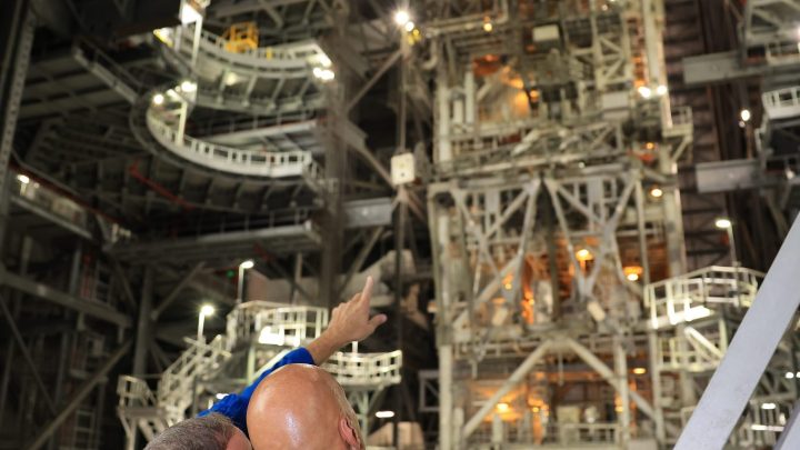 Artemis III Crew Visits NASA Kennedy’s Vehicle Assembly Building