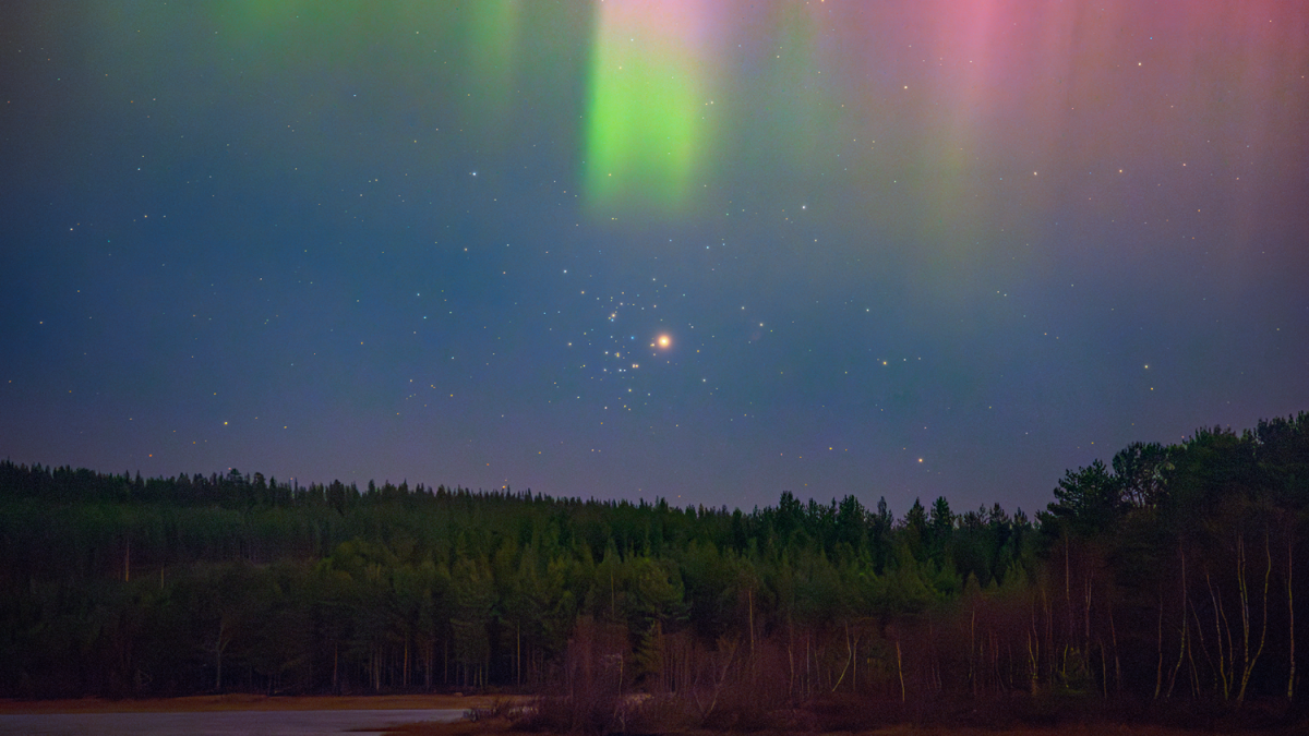 APOD: 2026 October 14 – Mars and the Beehive Under an Aurora
